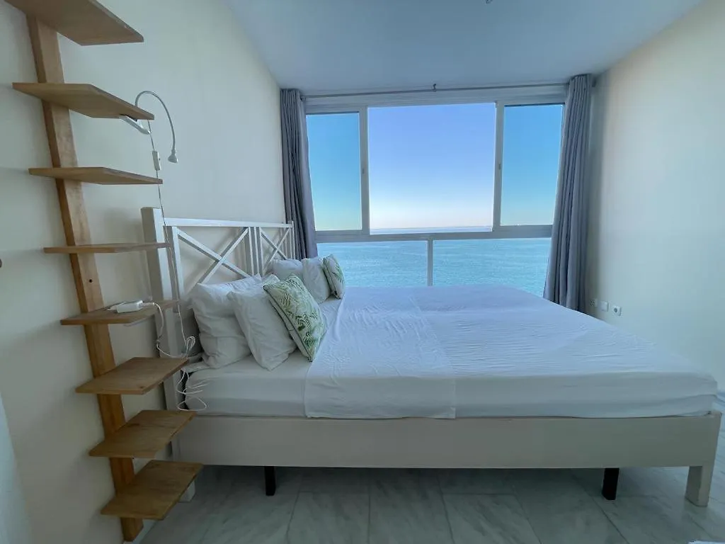 Apartamento La Perla en Playa Semi privada Benalmádena